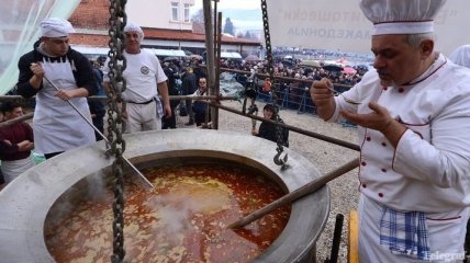 В Македонии приготовили три тысячи литров рыбного супа 