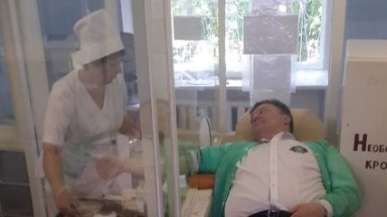 Петр Порошенко сдал кровь для пострадавших в Одессе 