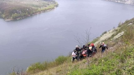 В Хмельницкой области водитель сорвался на BMW со скалы: фото спасательной операции