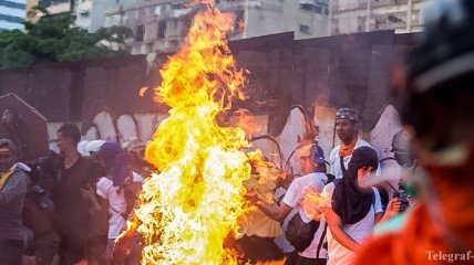 В Венесуэле в ходе акции протеста подожгли человека