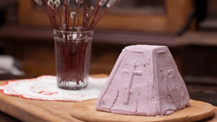 Великодне меню: рожева сирна паска