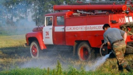 Пожар на торфяниках во Львовской области заливали из 3-х цистерн