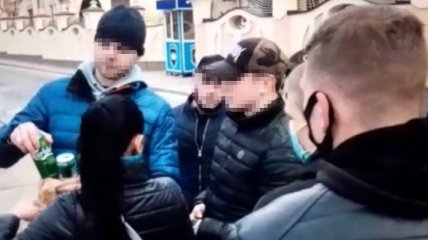 В центре Киева двое россиян избили выпивавшего парня (фото, видео)