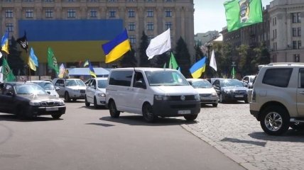 День Конституции: в Харькове устроили патриотический автопробег (Видео)