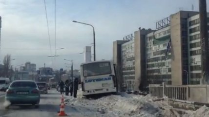 Авария на мосту в Днепропетровске: автобус завис над Днепром (Видео)