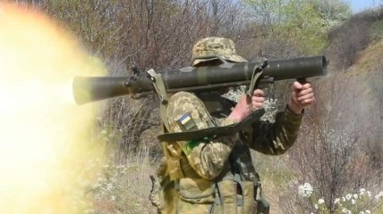 Український військовий із гранатометом Carl Gustaf