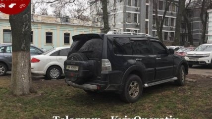 "А что, так можно было?!" Парковка чиновников в центре Киева разозлила сеть (фото)