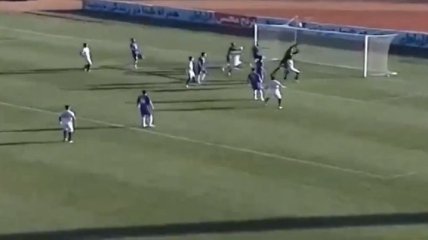 Футболист забросил мяч в ворота с аута и гол засчитали (видео)