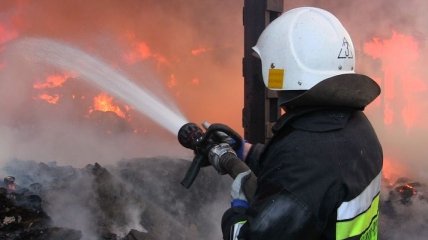Спасатели четыре часа тушили масштабный пожар в Черновцах