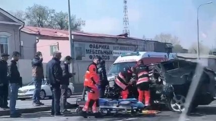Кусок авто остался висеть на столбе после новой жуткой аварии в Одессе (фото и видео)