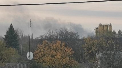 Столб дыма из-за сильного пожара на окраине Донецка виден издалека