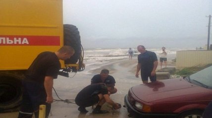 Шторм на курортах Азовского моря: спасатели вытащили 36 авто