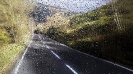 Мокрая дорога может быть опасной