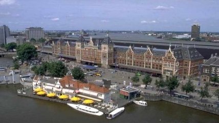 Неизвестный с ножом ранил двух человек на вокзале Амстердама