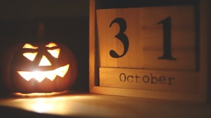 Хэллоуин с английского переводится как "канун Дня всех святых"