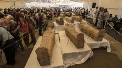 У Єгипті відкрили 30 гробниць з муміями