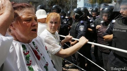 В Одессе губернатора и депутатов убрали за металлический забор
