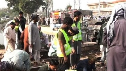 В Пакистане поезд столкнулся с грузовиком: есть погибшие 