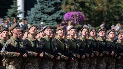 Женщины в армии смогут заняться "бумажной" работой