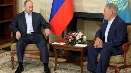 Путин обсудил с Назарбаевым кризис в Украине