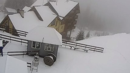 В Карпаты вернулась зима: горнолыжный курорт замело снегом 