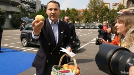 МИД Польши Сикорский в Милане раздал журналистам польские яблоки