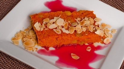Рецепт. Морковно-миндальный десерт с изюмом (видео)