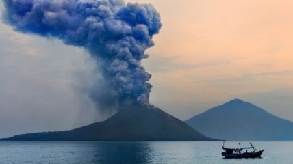Вновь активизирвался знаменитый вулкан Анак-Кракатау 