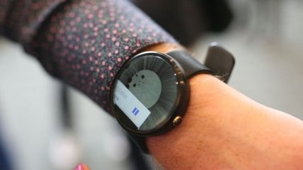 Появились фото новых смарт-часов Moto - конкурентов Apple Watch