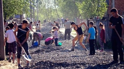 На Закарпатье ромская община всего за 2 дня сделала дорогу на 3 улицах