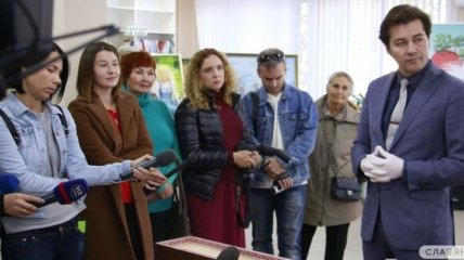 Нищук передал Славянскому краеведческому музею отреставрированный скифский меч