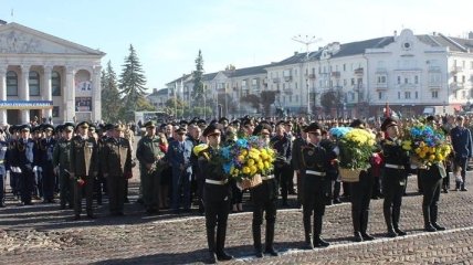 Чернигов отметил День защитника Украины акцией "Слава украинским героям"