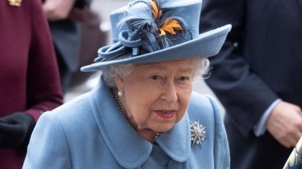 Как всегда, впечатляет: Королева Елизавета появилась на публике в бирюзовом платье