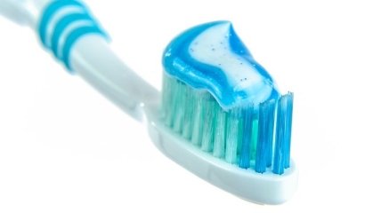 Отбеливающая зубная паста: плюсы и минусы использования