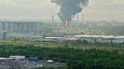 В Петербурге вспыхнула нефтебаза, слышны звуки взрывов: фото и видео