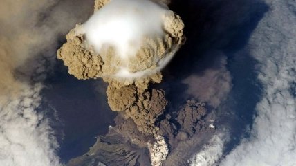 Ученые сняли видео извержения вулкана с орбиты планеты