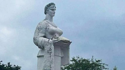 "Потому что похожа на Юлю": на Львовщине крестьяне не разрешали сносить памятник колхознице