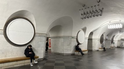 Станция метро "Вокзальная" с прикрытыми щитами