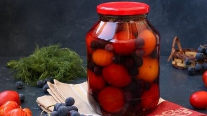 Маринованные помидоры с виноградом