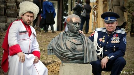 В Санкт-Петербурге казаки поставили памятник Путину