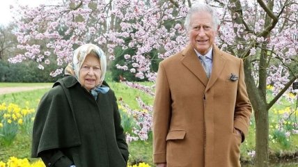 Появились новые официальные фото Елизаветы II с первым наследником престола