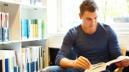 Мужчины читают меньше, чем женщины