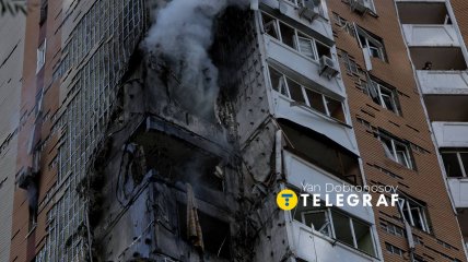 З багатоповерхівки виривались клуби диму