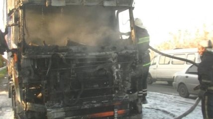 В Харькове прямо во время движения загорелся грузовик