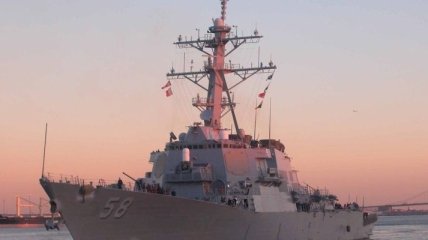 Ракетный эсминец США идет в Черное море