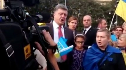 Порошенко в Милане спел гимн Украины (Видео)