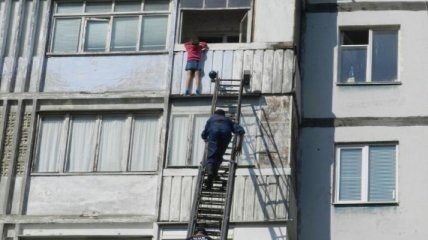 Маленькая девочка висела на балконе 7-го этажа