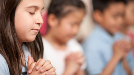 Дети из религиозных семей оказались более жестокими и жадными: новое исследование