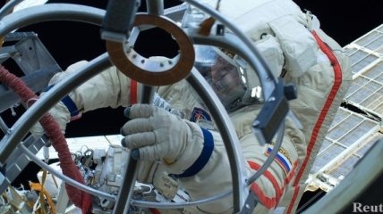 Космонавты выйдут с олимпийским факелом Сочи-2014 в открытый космос