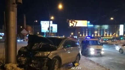 В РФ автомобиль влетел в толпу людей во время салюта, есть погибшие